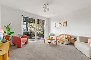 2-bed Harbourside Home With Views in Fab Location