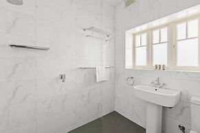 Fairlight 2-bed Apartment Steps From the Beach