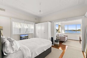Fairlight 2-bed Apartment Steps From the Beach