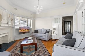 Fairlight 2-bed Apartment Steps From the Beach