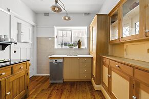 Fairlight 2-bed Apartment Steps From the Beach