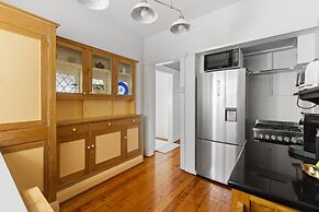 Fairlight 2-bed Apartment Steps From the Beach