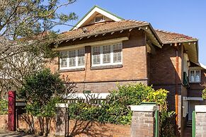 Fairlight 2-bed Apartment Steps From the Beach