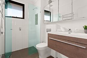 Pristine 2-bed With Expansive Beach Views