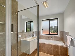 Spacious 4-bed House Near Batemans Bay Centre