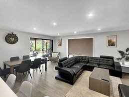 Spacious 4-bed House Near Batemans Bay Centre