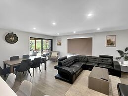 Spacious 4-bed House Near Batemans Bay Centre