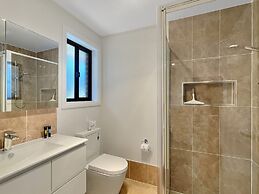 Spacious 4-bed House Near Batemans Bay Centre