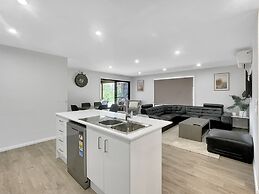 Spacious 4-bed House Near Batemans Bay Centre