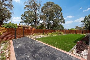 Spacious 5-bed Family Home in Giralang