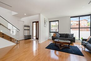 Spacious 5-bed Family Home in Giralang
