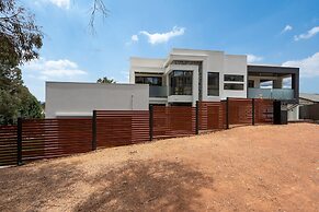 Spacious 5-bed Family Home in Giralang