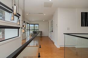Spacious 5-bed Family Home in Giralang