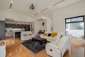 Spacious 5-bed Family Home in Giralang