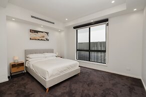 Spacious 5-bed Family Home in Giralang