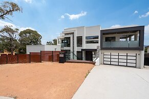 Spacious 5-bed Family Home in Giralang