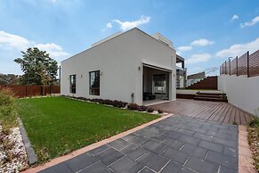 Spacious 5-bed Family Home in Giralang