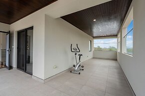 Spacious 5-bed Family Home in Giralang