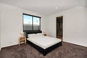 Spacious 5-bed Family Home in Giralang