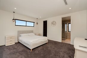 Spacious 5-bed Family Home in Giralang