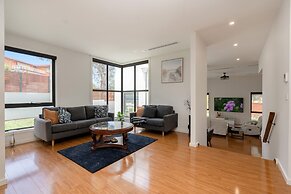 Spacious 5-bed Family Home in Giralang