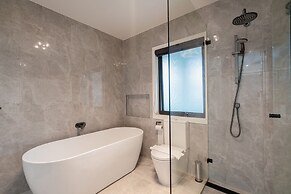 Spacious 5-bed Family Home in Giralang