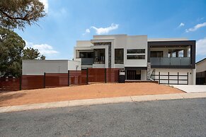 Spacious 5-bed Family Home in Giralang