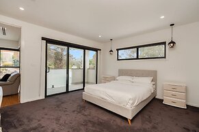 Spacious 5-bed Family Home in Giralang