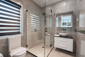 Spacious 5-bed Family Home in Giralang