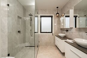 Spacious 5-bed Family Home in Giralang
