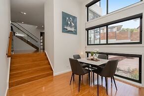 Spacious 5-bed Family Home in Giralang