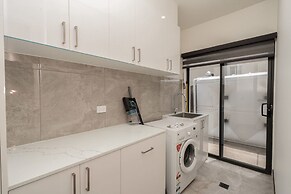 Spacious 5-bed Family Home in Giralang