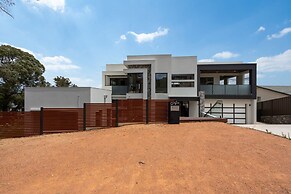 Spacious 5-bed Family Home in Giralang
