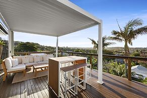 Chic Coastal 1-bedroom Home With Balcony & BBQ