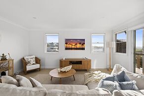 Chic Coastal 1-bedroom Home With Balcony & BBQ