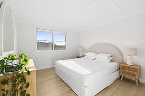 Chic Coastal 1-bedroom Home With Balcony & BBQ