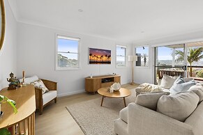 Chic Coastal 1-bedroom Home With Balcony & BBQ