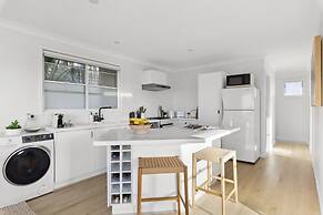 Chic Coastal 1-bedroom Home With Balcony & BBQ