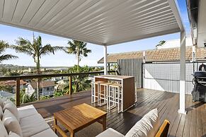 Chic Coastal 1-bedroom Home With Balcony & BBQ
