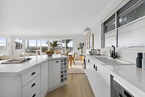Chic Coastal 1-bedroom Home With Balcony & BBQ