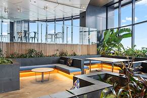 CBD High-rise 1-bed With Pool, Gym & Views