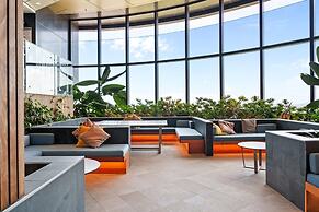 CBD High-rise 1-bed With Pool, Gym & Views