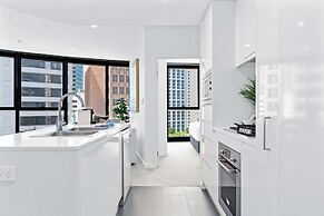 CBD High-rise 1-bed With Pool, Gym & Views