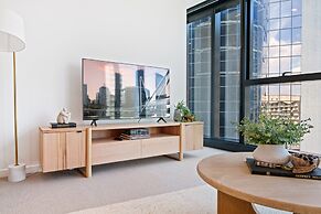 CBD High-rise 1-bed With Pool, Gym & Views