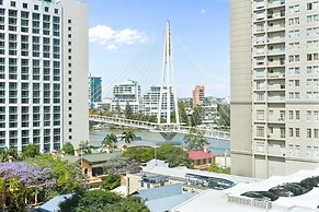 CBD High-rise 1-bed With Pool, Gym & Views