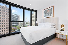 CBD High-rise 1-bed With Pool, Gym & Views