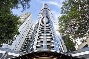 CBD High-rise 1-bed With Pool, Gym & Views