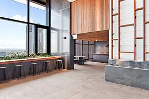 CBD High-rise 1-bed With Pool, Gym & Views