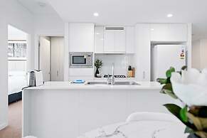 CBD High-rise 1-bed With Pool, Gym & Views