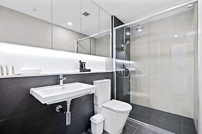 CBD High-rise 1-bed With Pool, Gym & Views